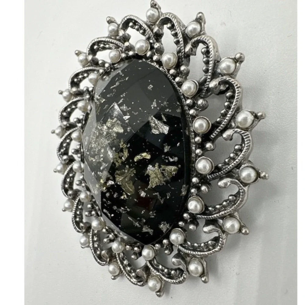 Vintage Silver Tone Black Gold Foil Flake Faux Pearl Filigree Oval Brooch‎ J-01